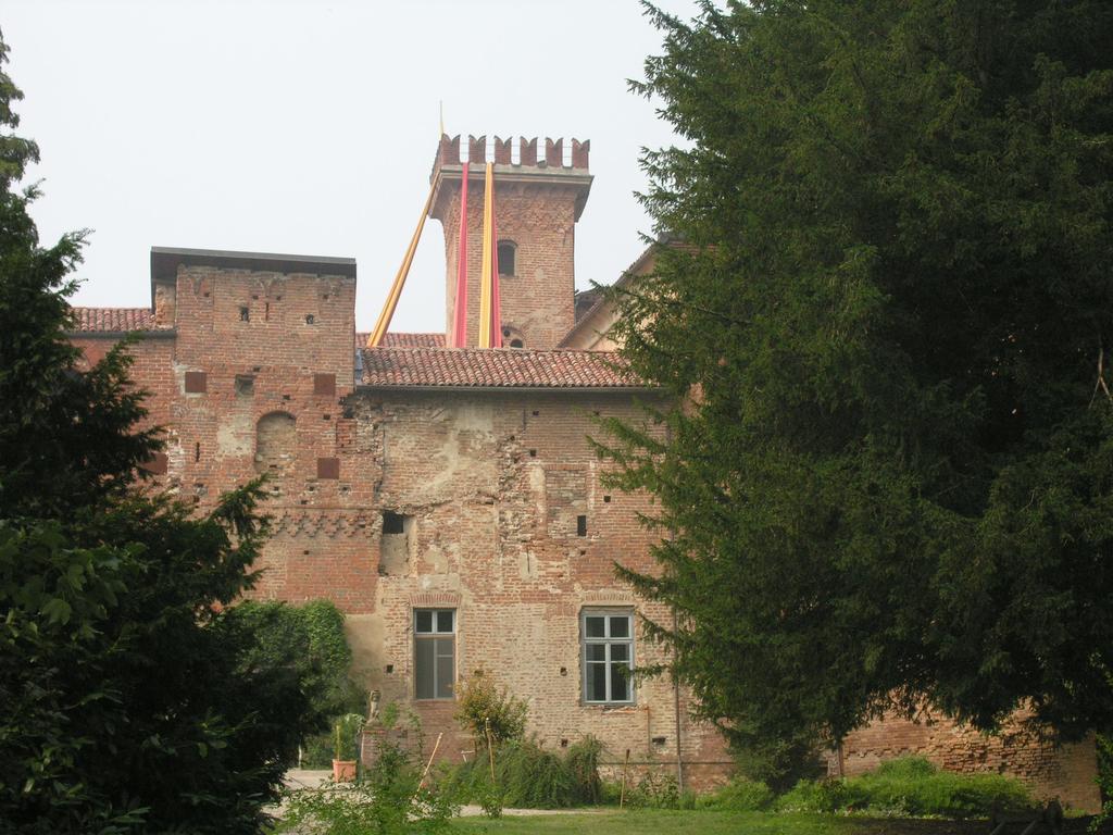Castello Sannazzaro B&B Giarole Esterno foto