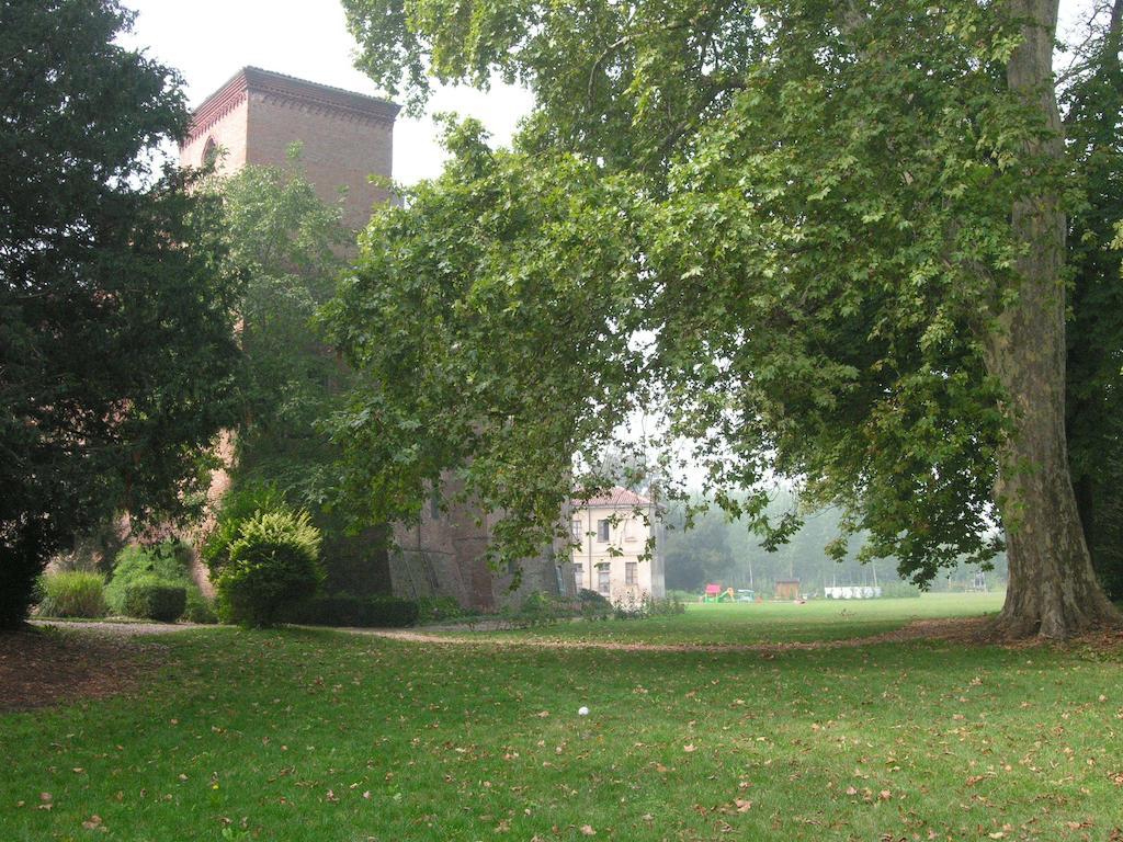 Castello Sannazzaro B&B Giarole Esterno foto