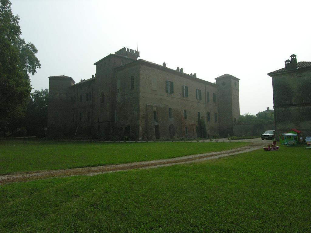 Castello Sannazzaro B&B Giarole Esterno foto